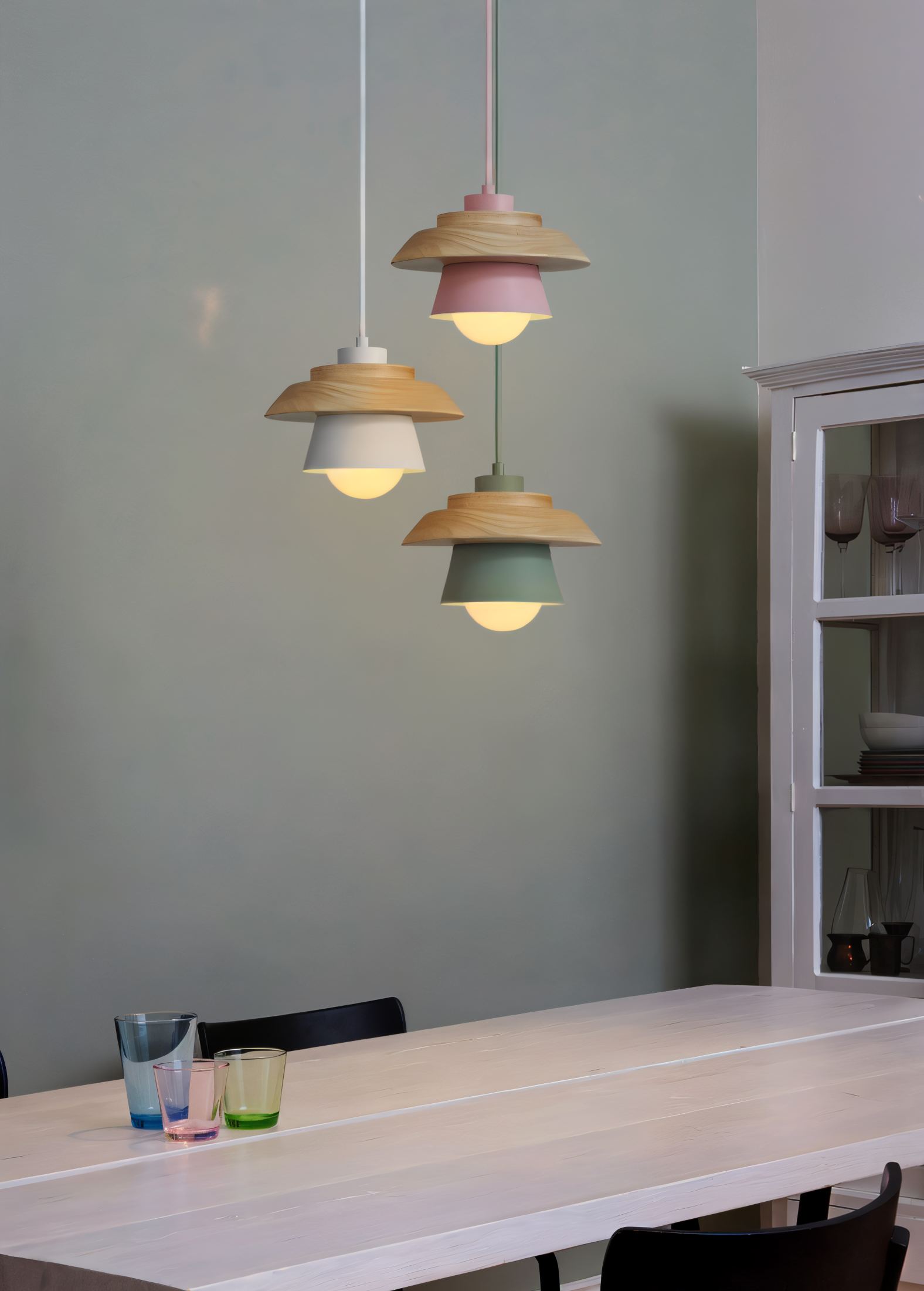 Hængende lagdelt loftslampe med træskærm