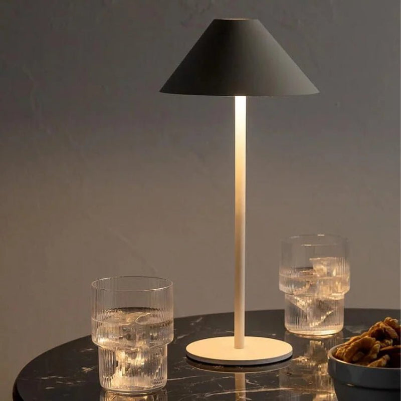 Konisk bordlampe med halo ring