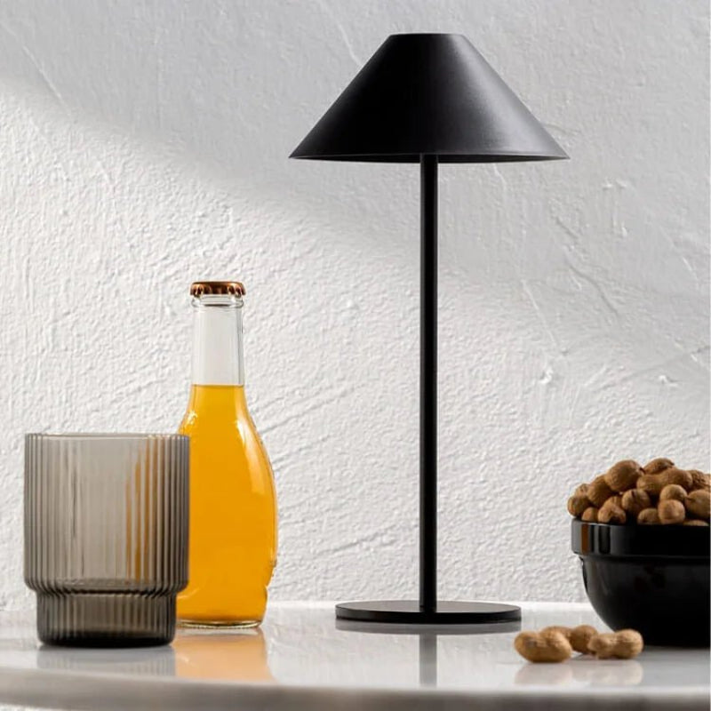 Konisk bordlampe med halo ring