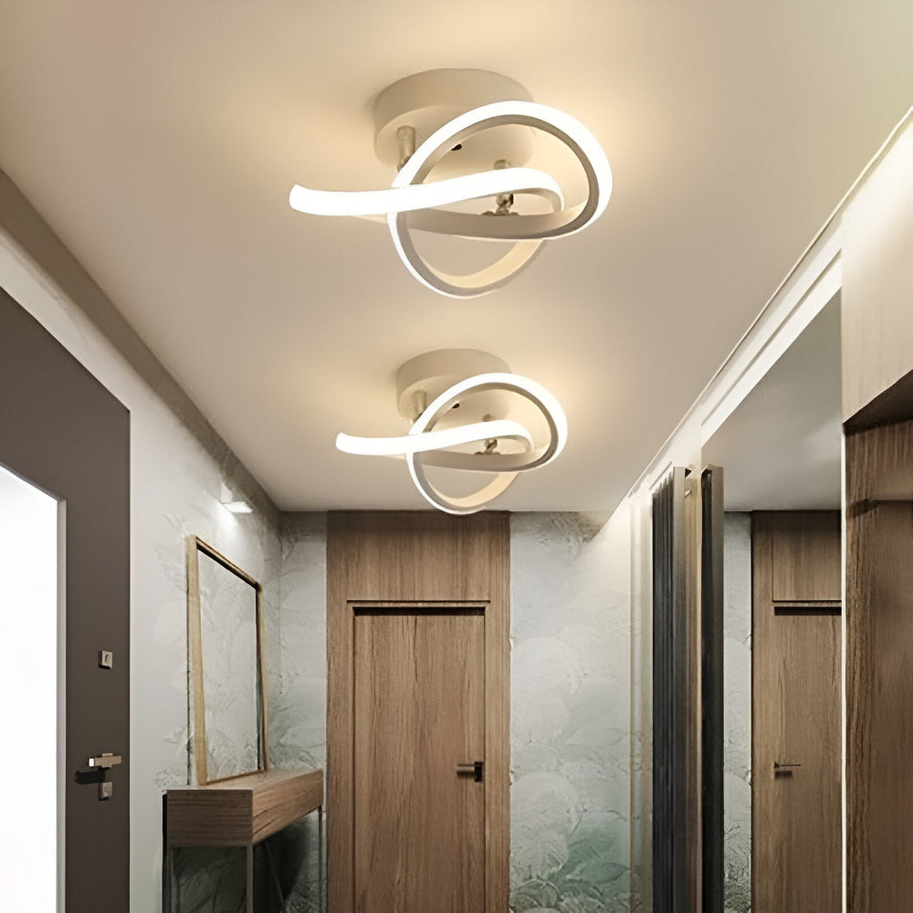 LED loftlampe med skulpturelt snoet design
