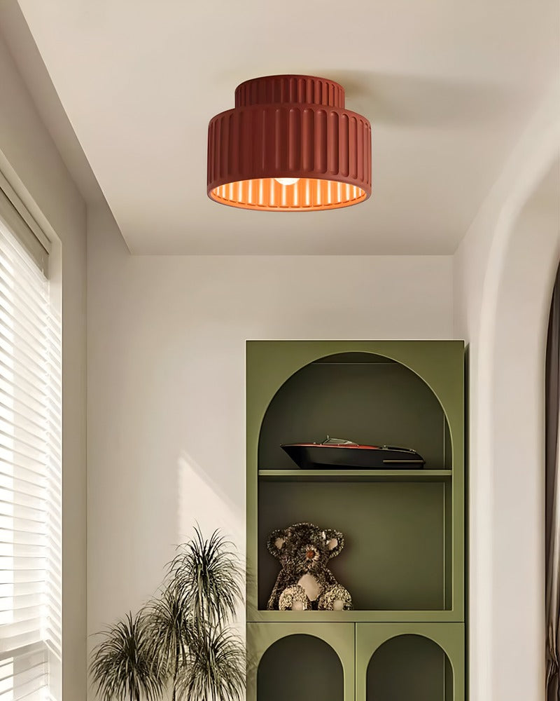 Loftlampe i resin med riflet design