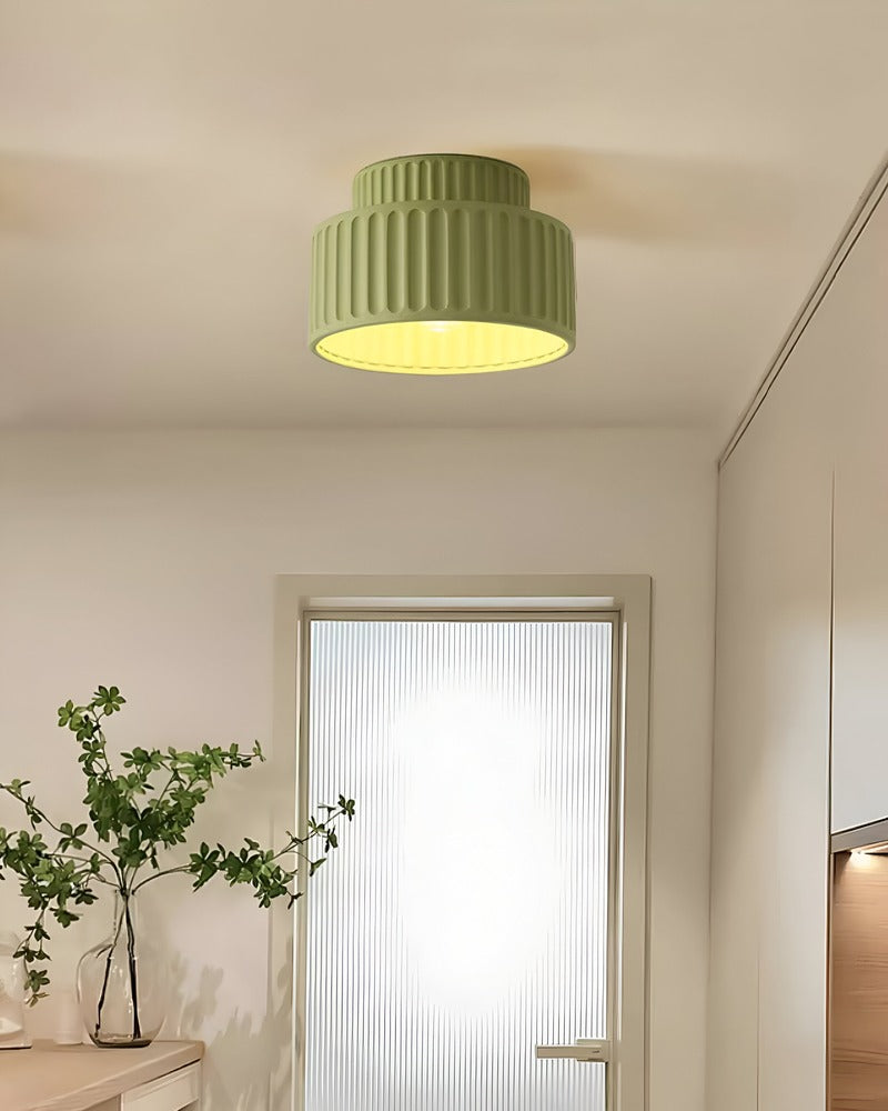 Loftlampe i resin med riflet design
