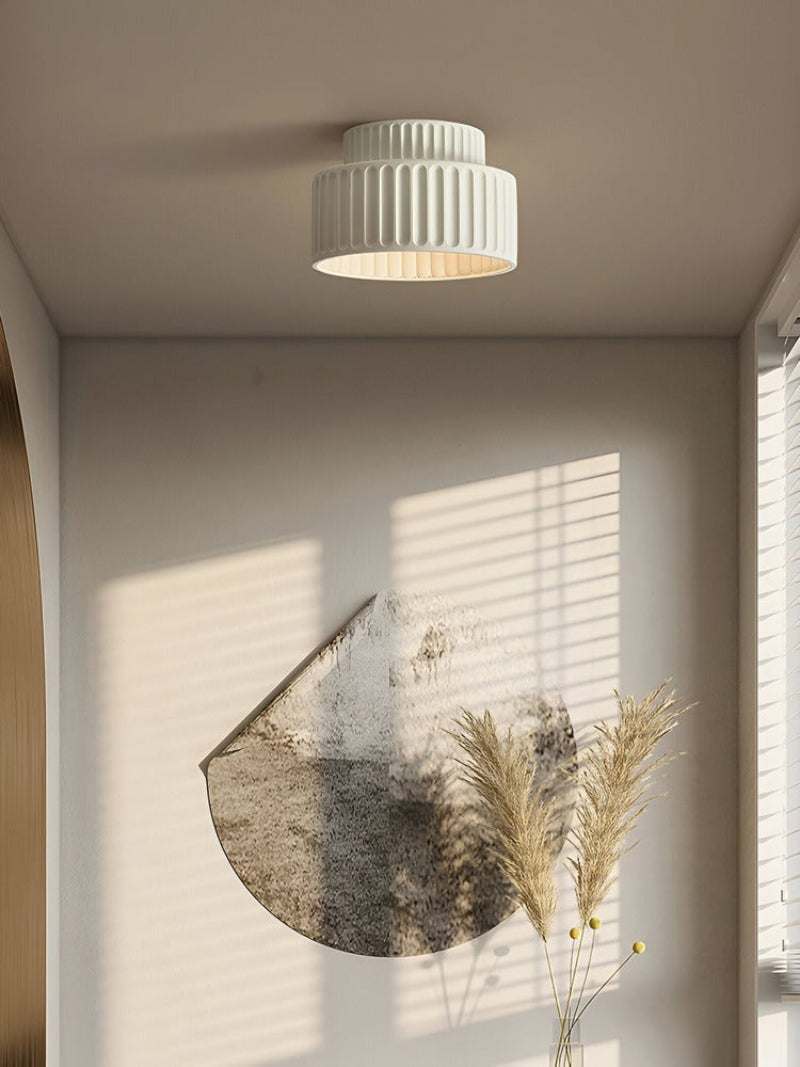 Loftlampe i resin med riflet design
