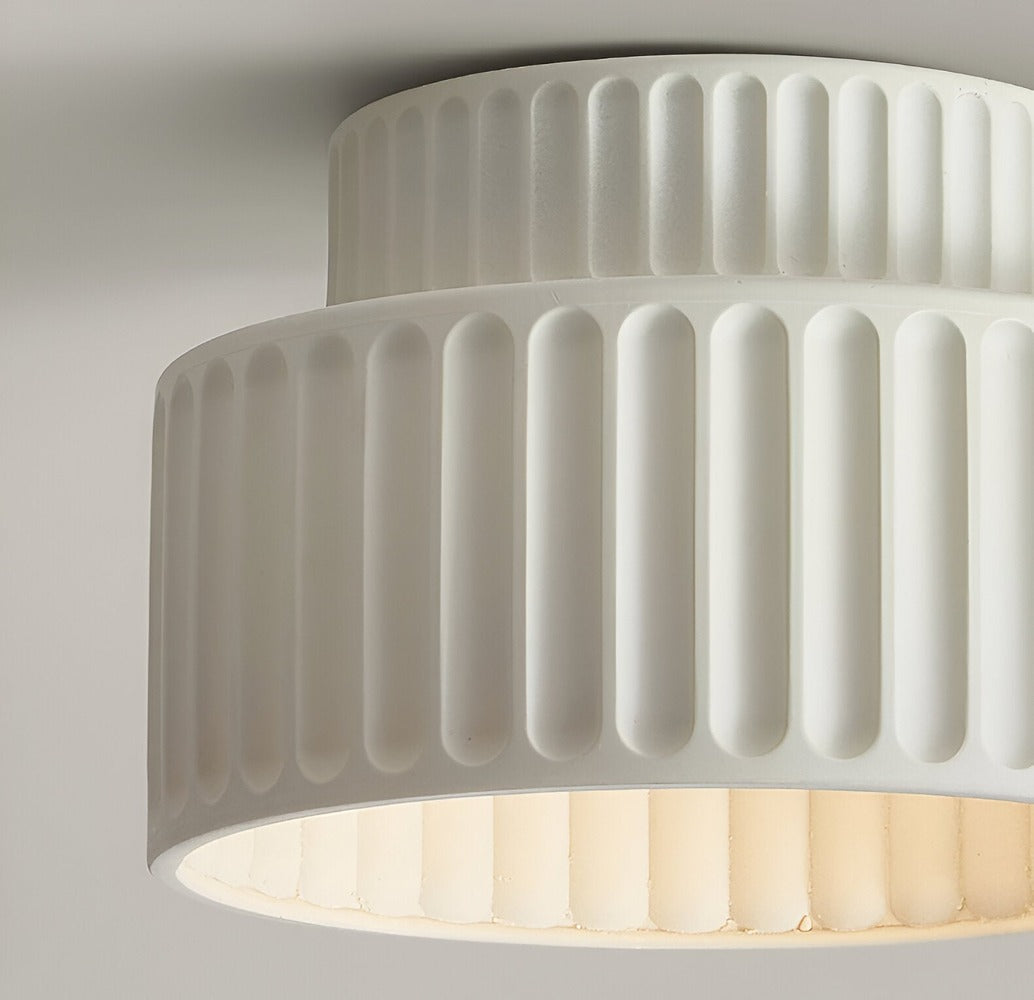 Loftlampe i resin med riflet design