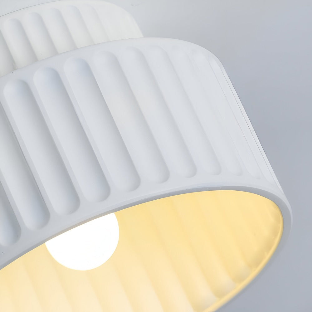 Loftlampe i resin med riflet design