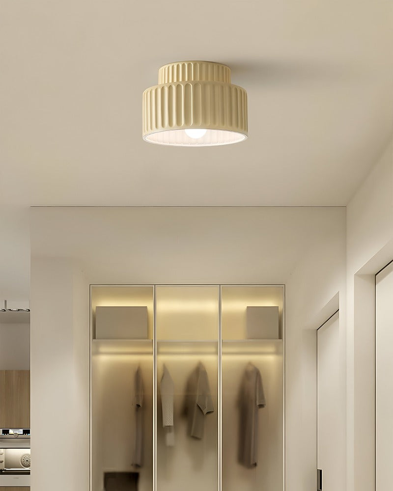 Loftlampe i resin med riflet design