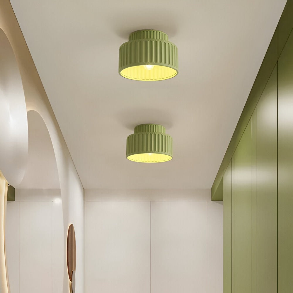 Loftlampe i resin med riflet design