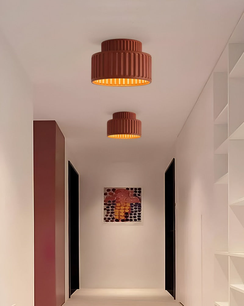 Loftlampe i resin med riflet design