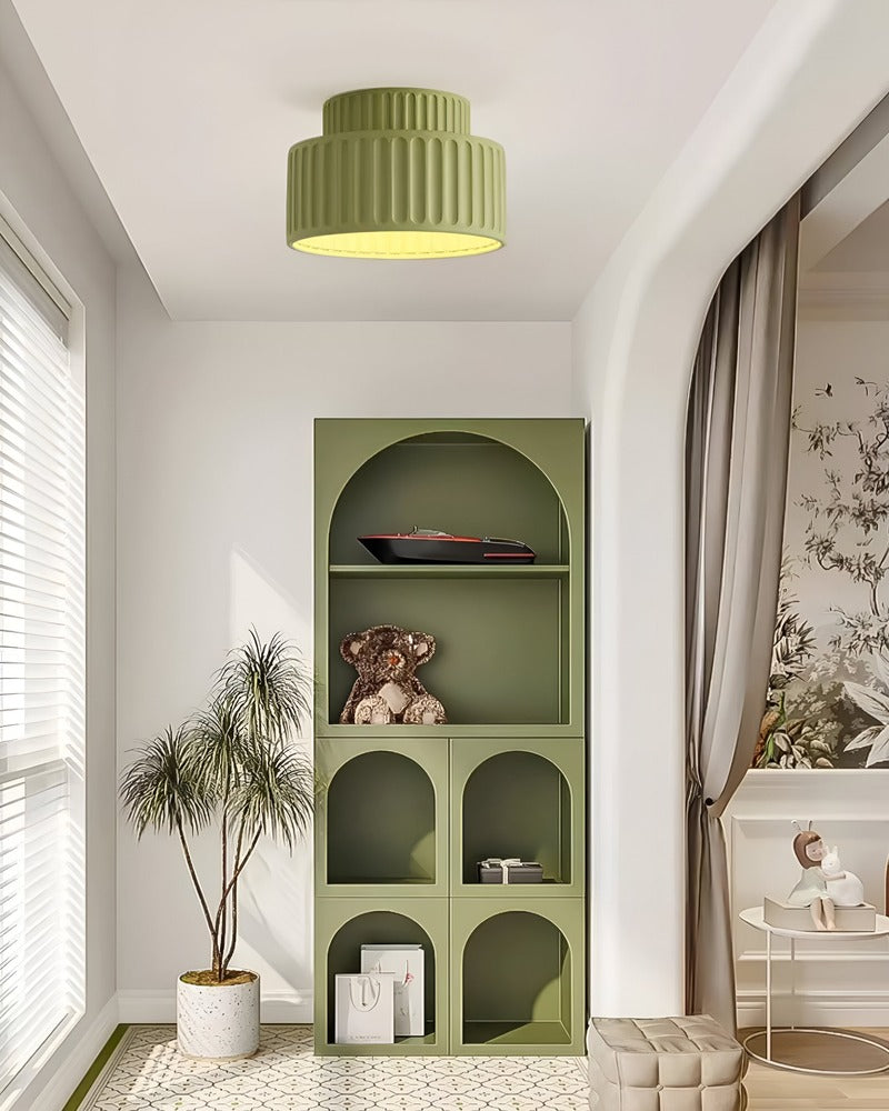 Loftlampe i resin med riflet design