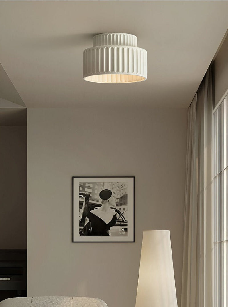 Loftlampe i resin med riflet design