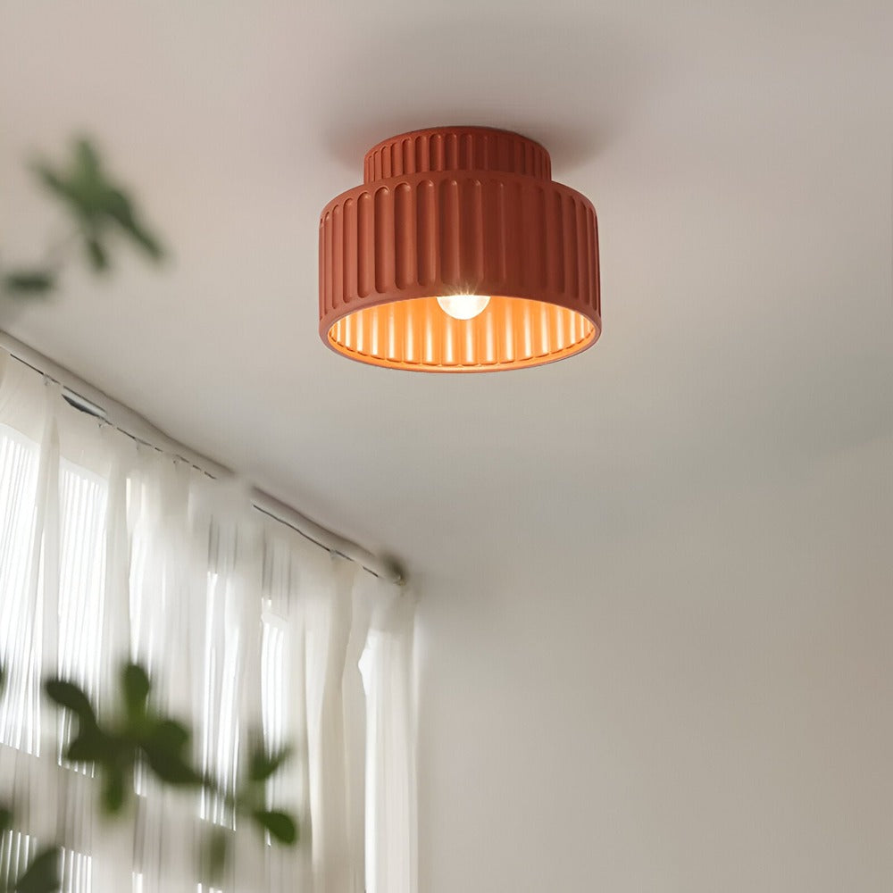 Loftlampe i resin med riflet design