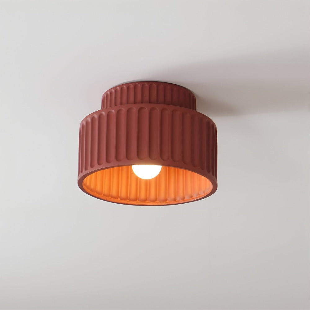 Loftlampe i resin med riflet design