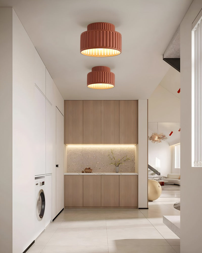 Loftlampe i resin med riflet design