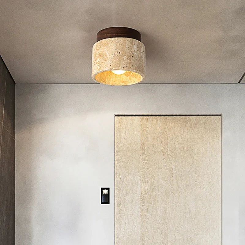 Loftlampe med cylindrisk stenærm og træring