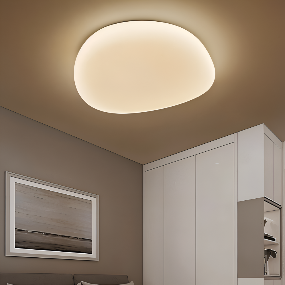 Loftlampe med organisk stenform og frostet opalglas