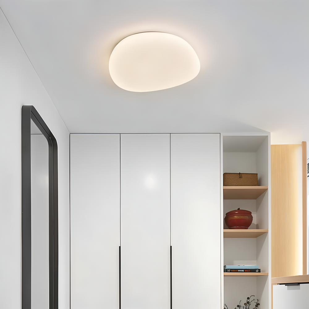Loftlampe med organisk stenform og frostet opalglas