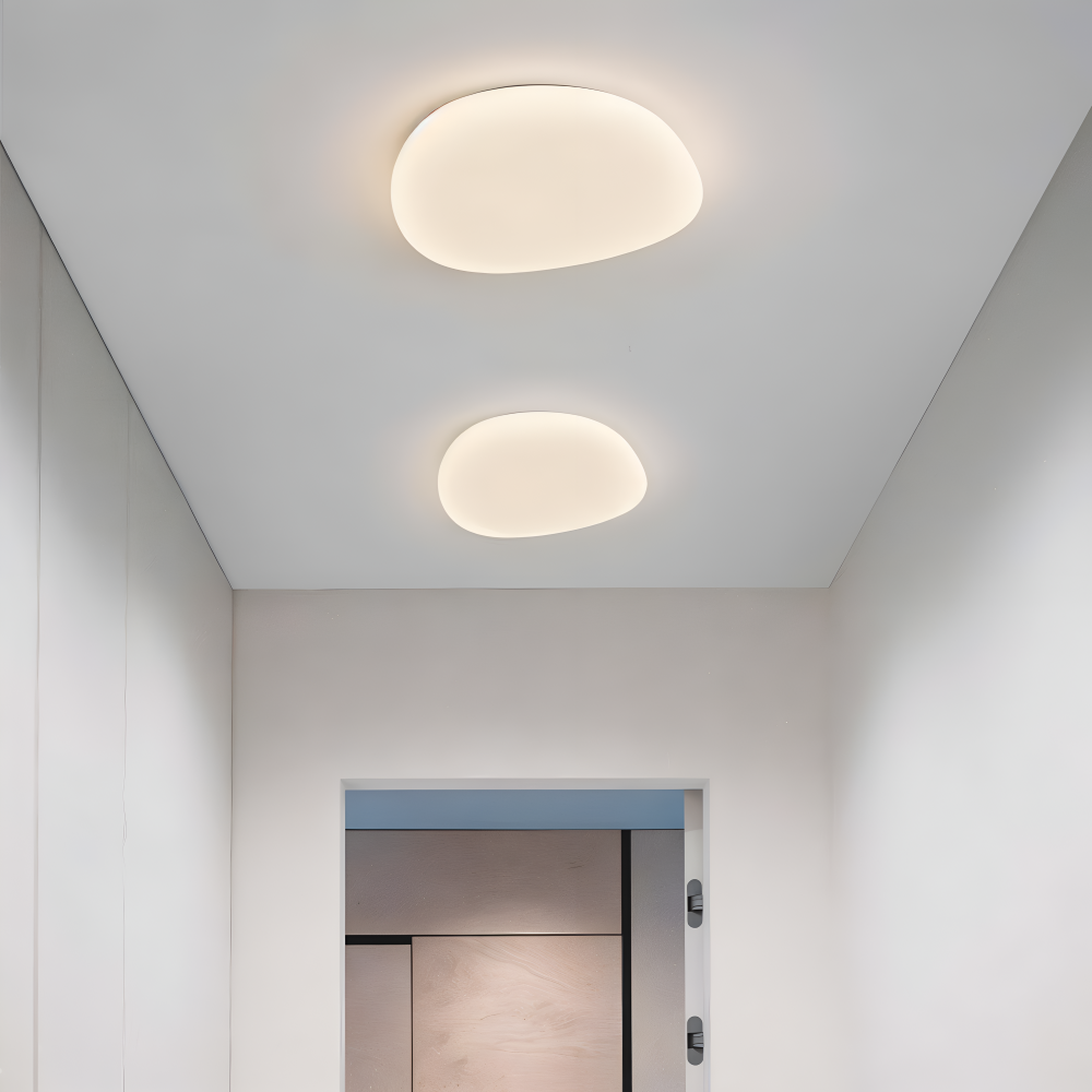 Loftlampe med organisk stenform og frostet opalglas