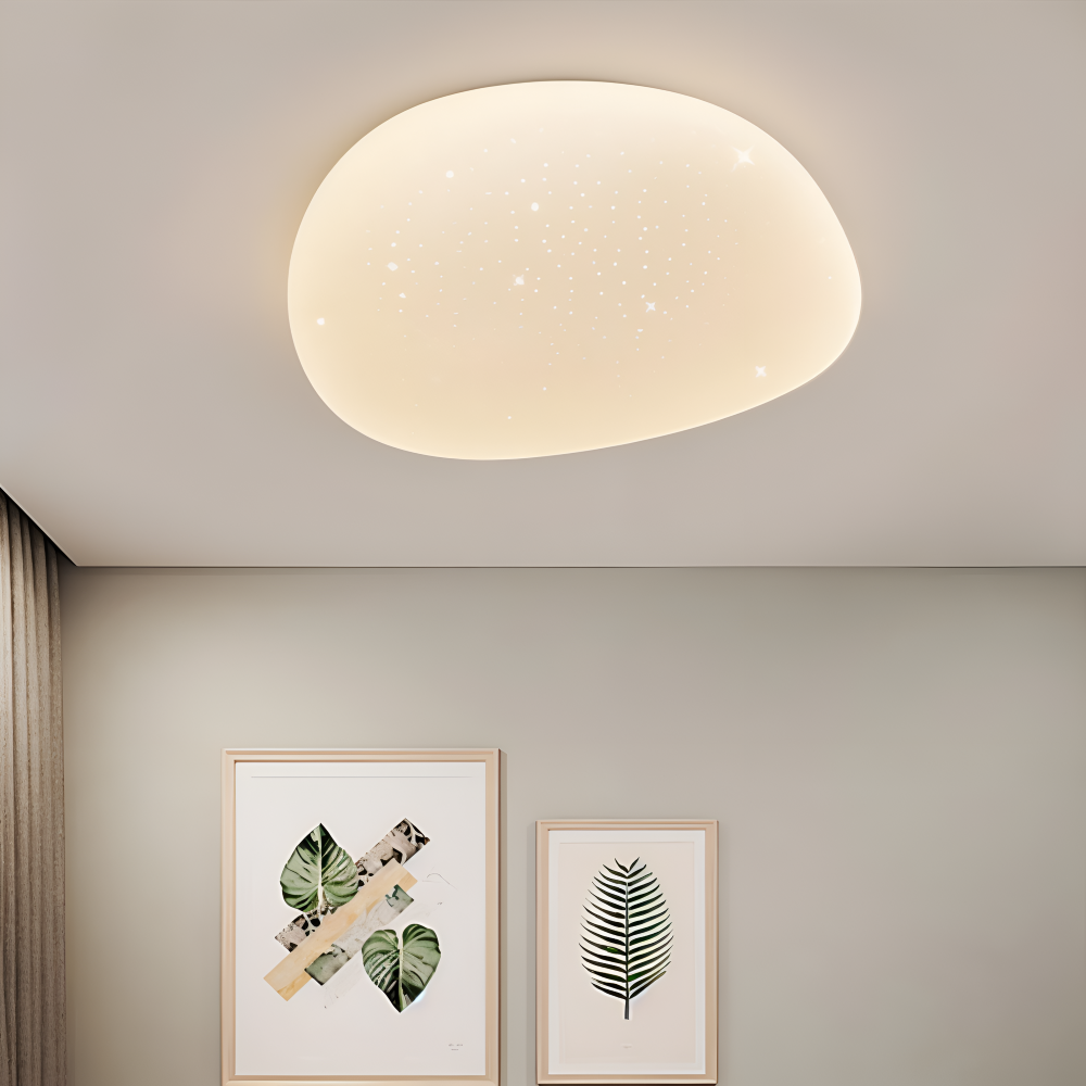Loftlampe med organisk stenform og frostet opalglas