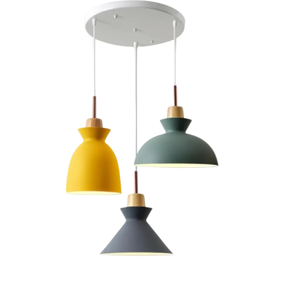 Loftslampe med forskelligt formede matskærme og trædetaljer