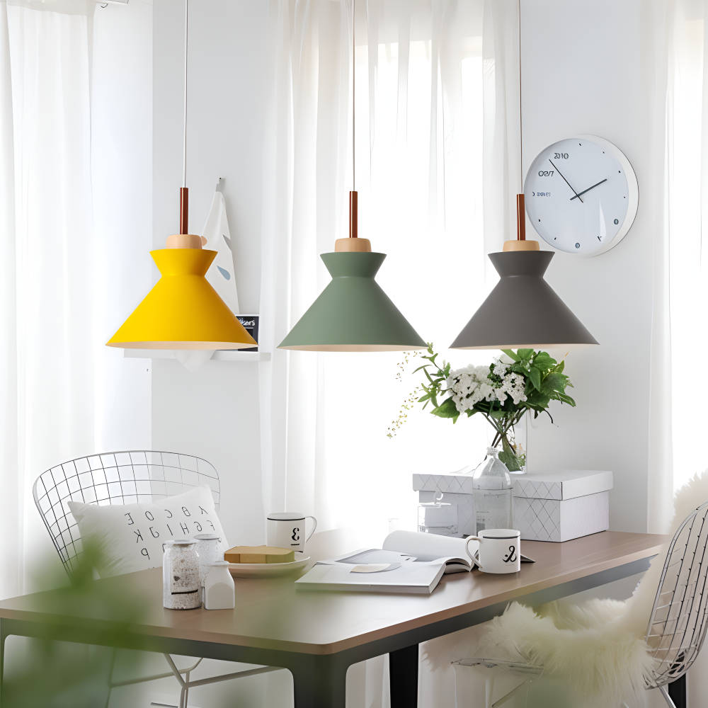 Loftslampe med forskelligt formede matskærme og trædetaljer