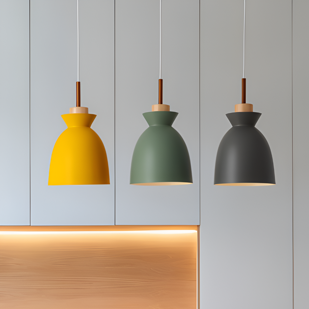 Loftslampe med forskelligt formede matskærme og trædetaljer