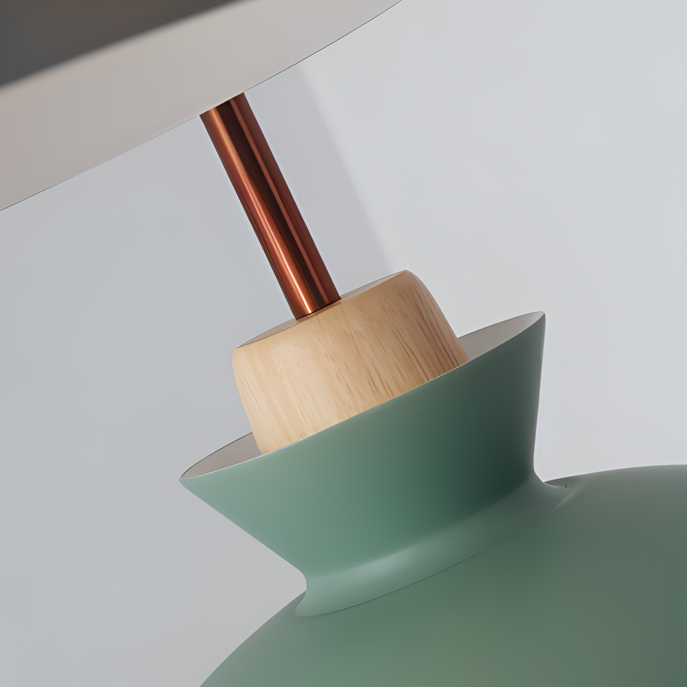 Loftslampe med forskelligt formede matskærme og trædetaljer