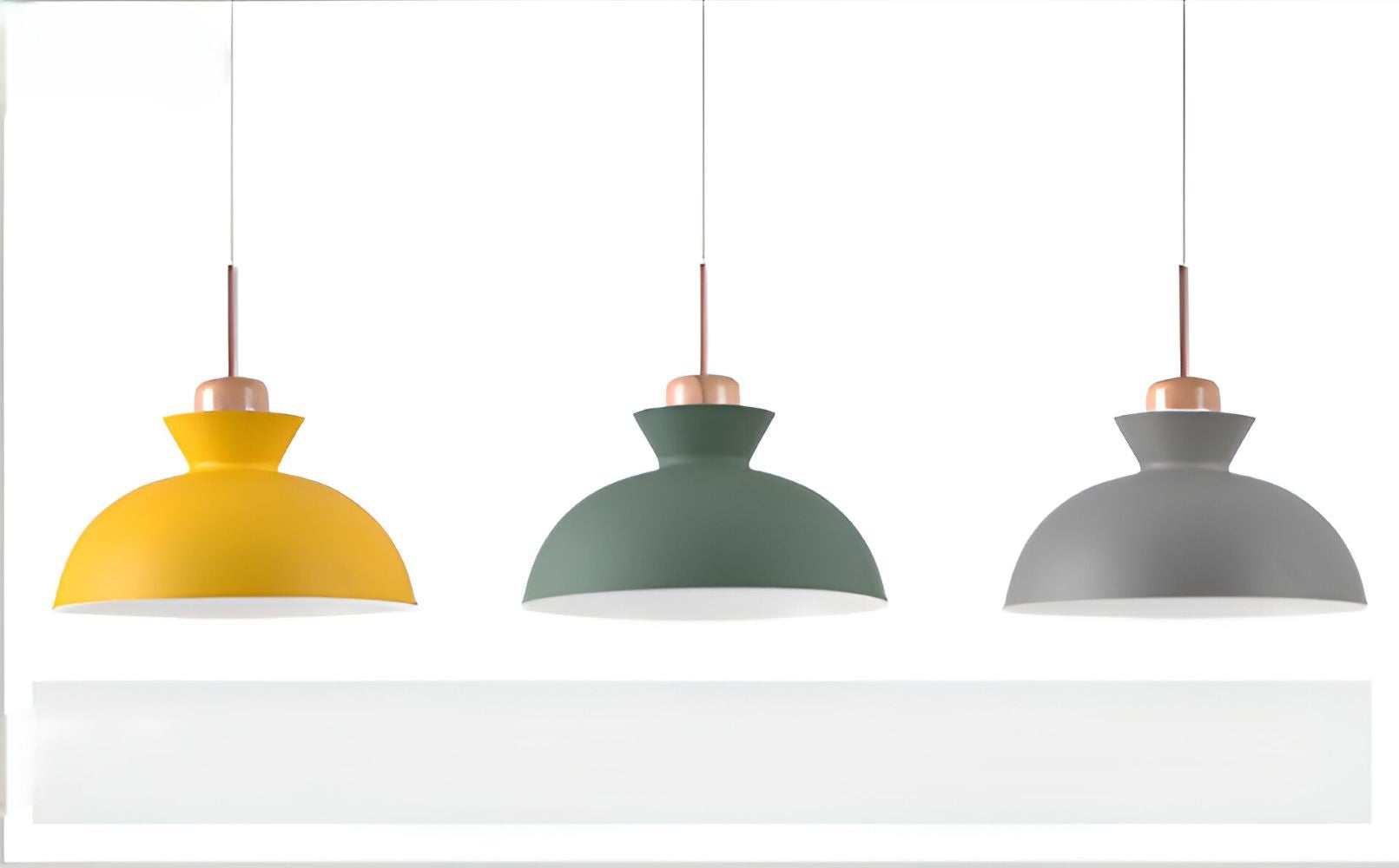 Loftslampe med forskelligt formede matskærme og trædetaljer