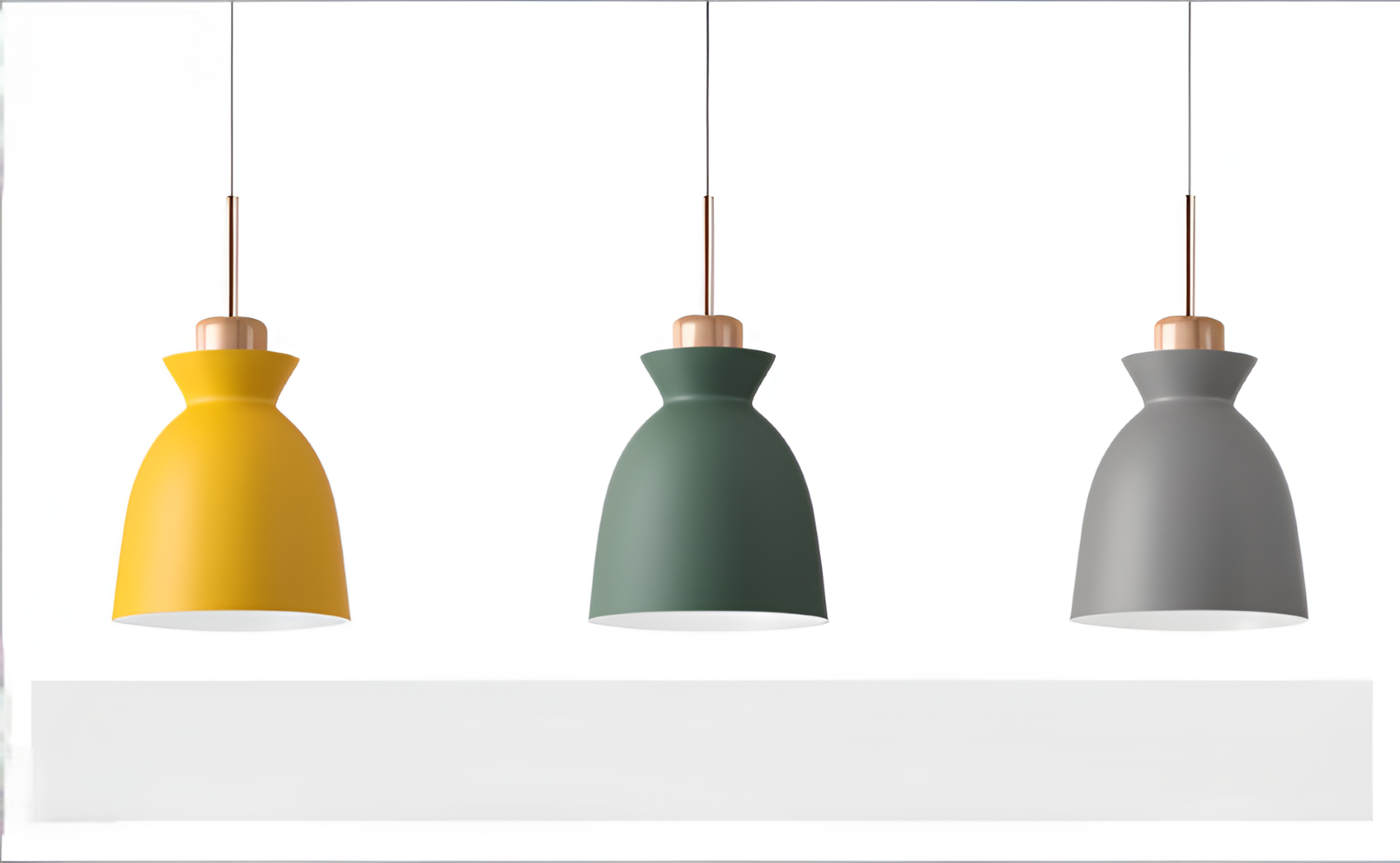 Loftslampe med forskelligt formede matskærme og trædetaljer