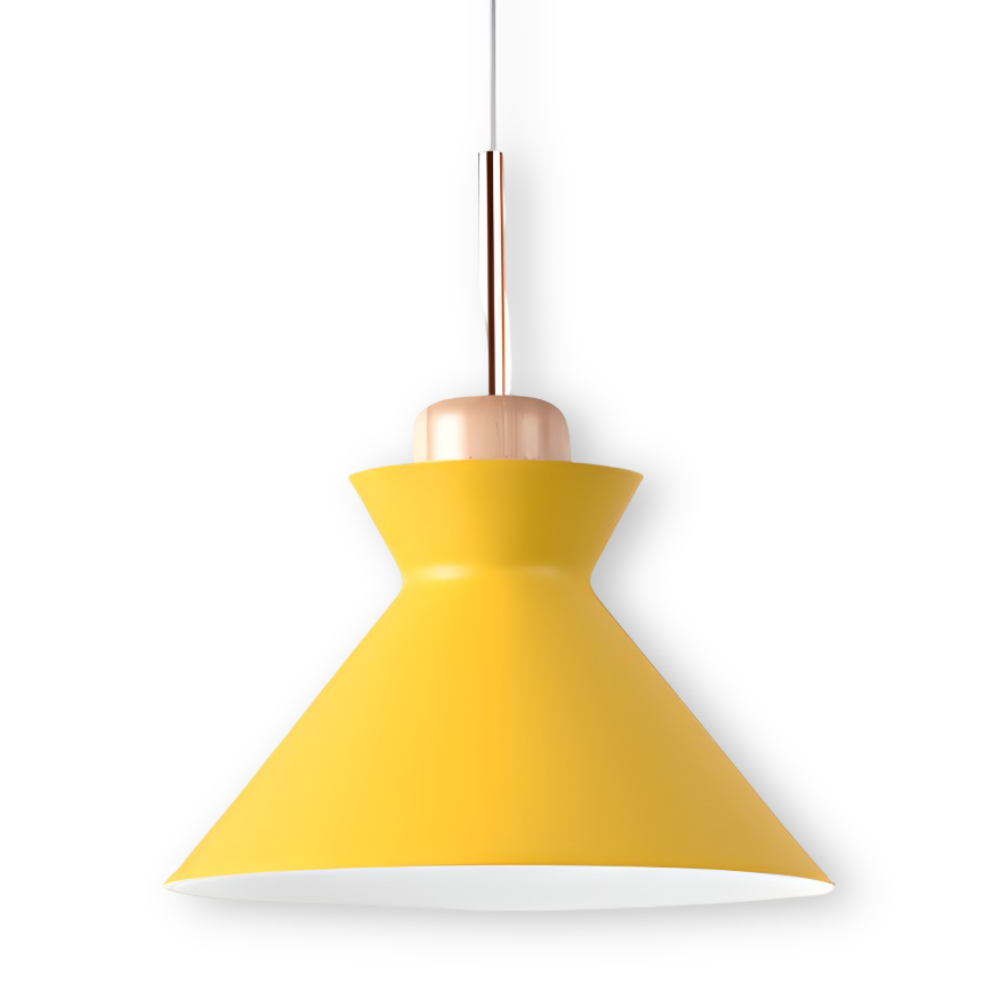Loftslampe med forskelligt formede matskærme og trædetaljer