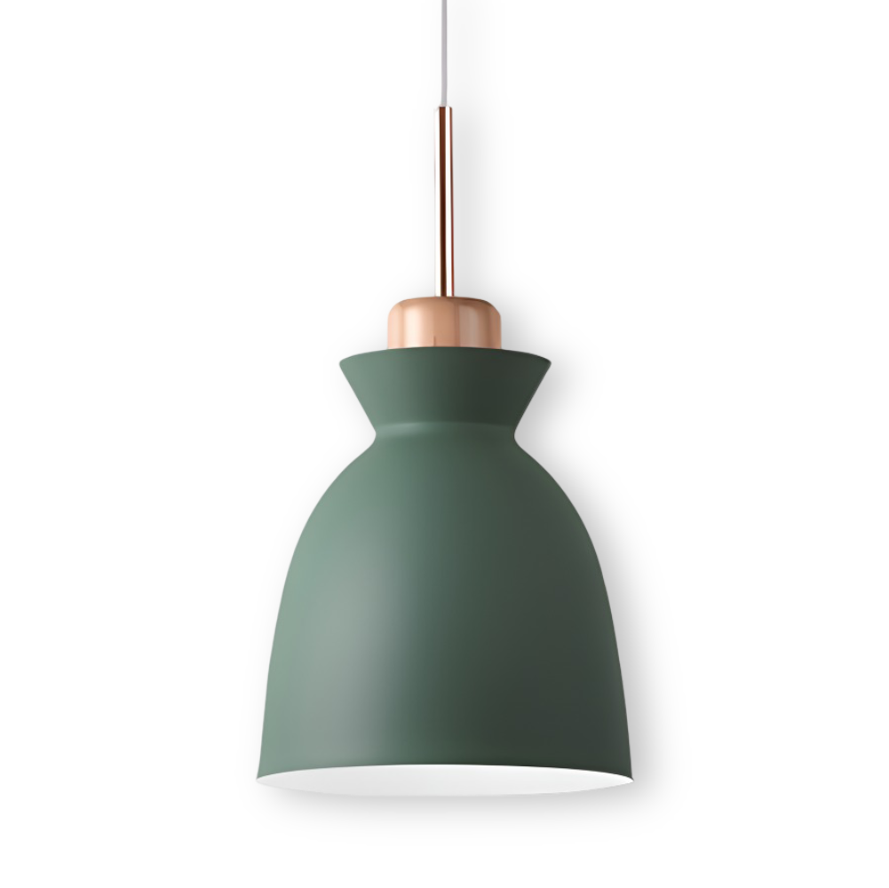 Loftslampe med forskelligt formede matskærme og trædetaljer
