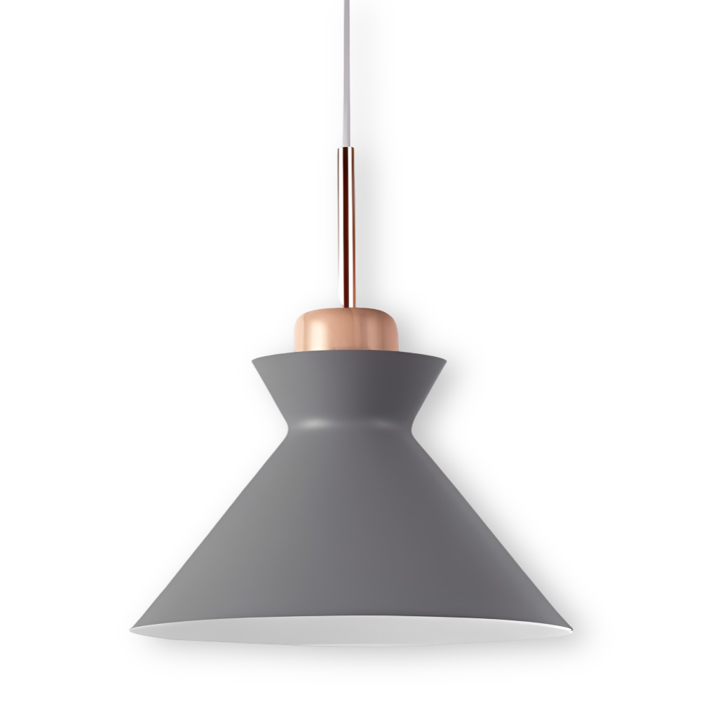 Loftslampe med forskelligt formede matskærme og trædetaljer
