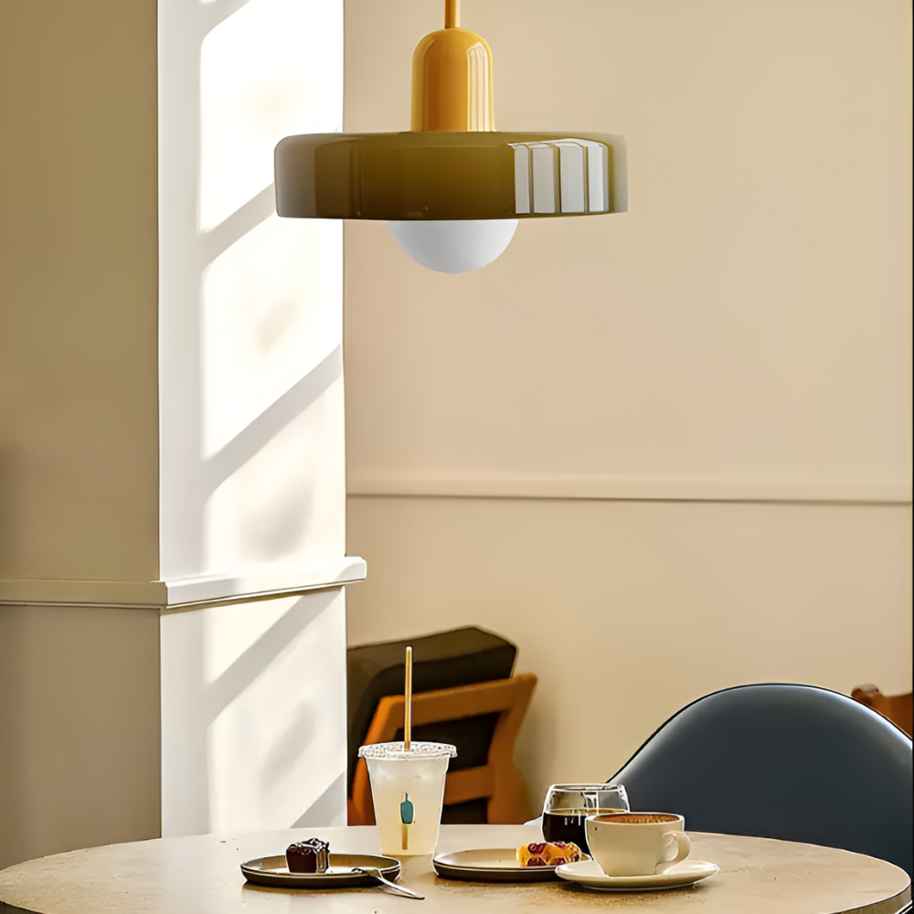 Loftslampe med pendel flad glasskærm med kuglepære