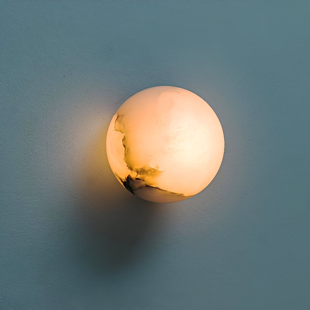 Marmorkuglelampe med alabastskærm og messingbeslag
