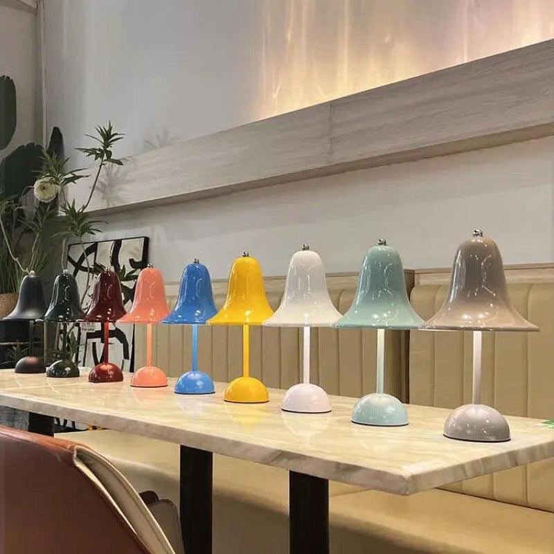 Metalbordlampe med urskærm og rund fod
