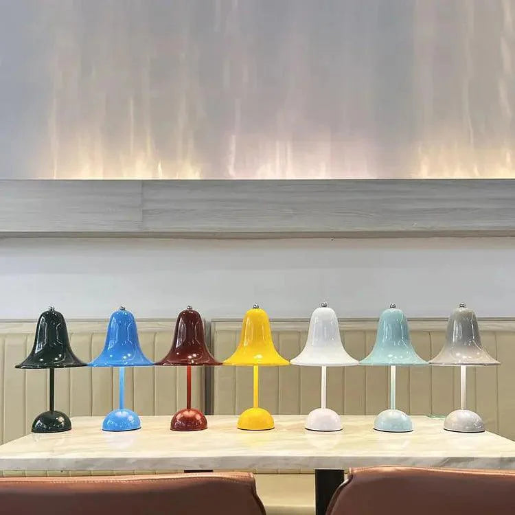 Metalbordlampe med urskærm og rund fod
