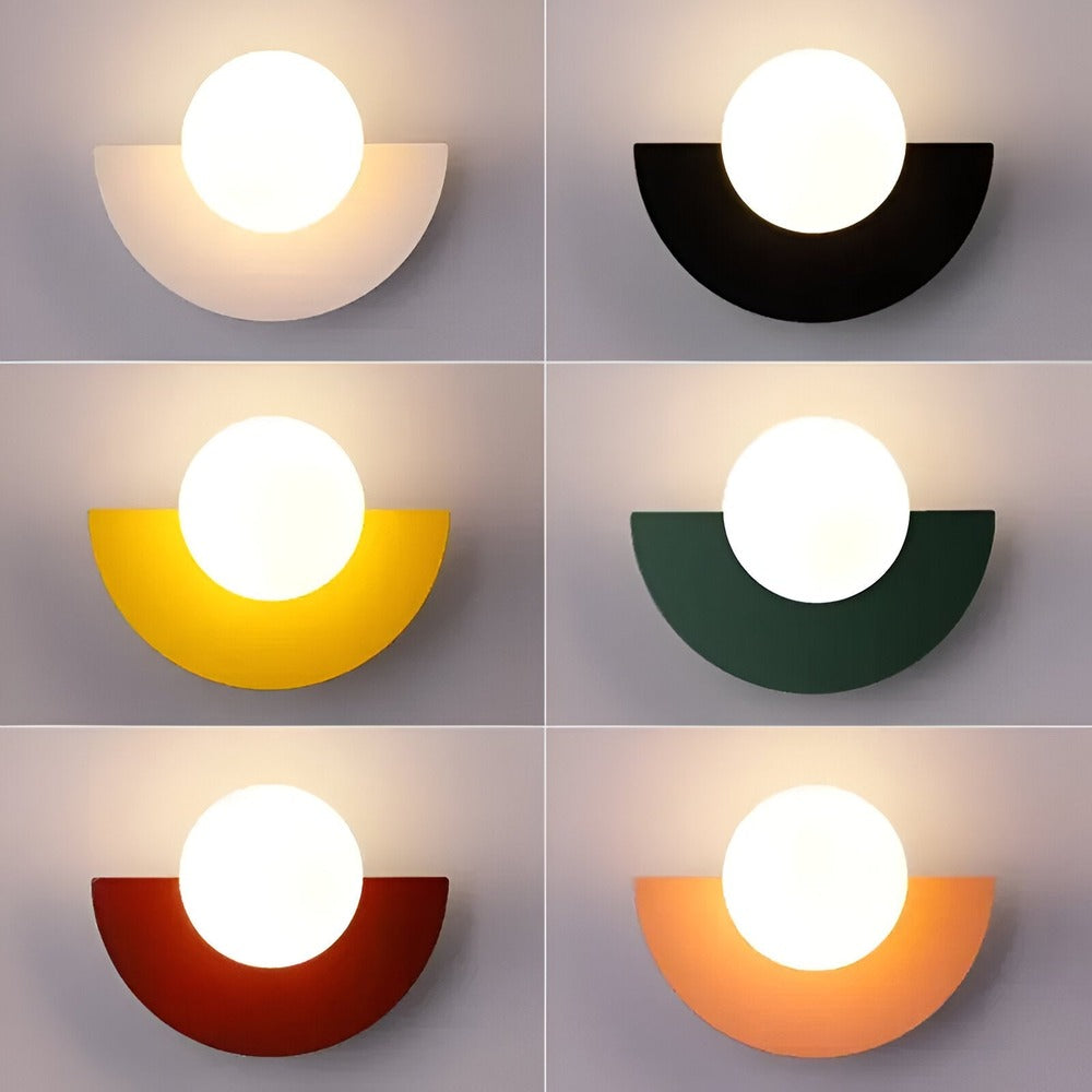 Metalvæglampe med opalglasskærm og halvmånedesign