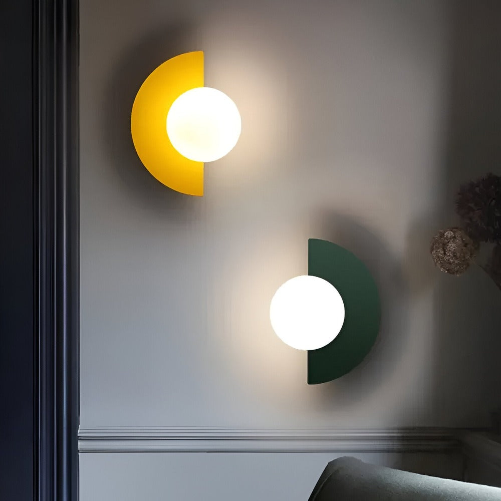 Metalvæglampe med opalglasskærm og halvmånedesign
