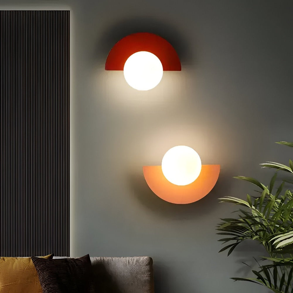 Metalvæglampe med opalglasskærm og halvmånedesign