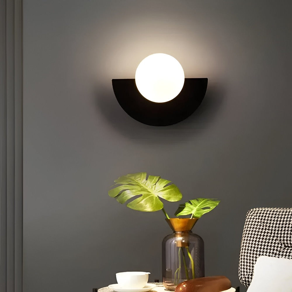 Metalvæglampe med opalglasskærm og halvmånedesign