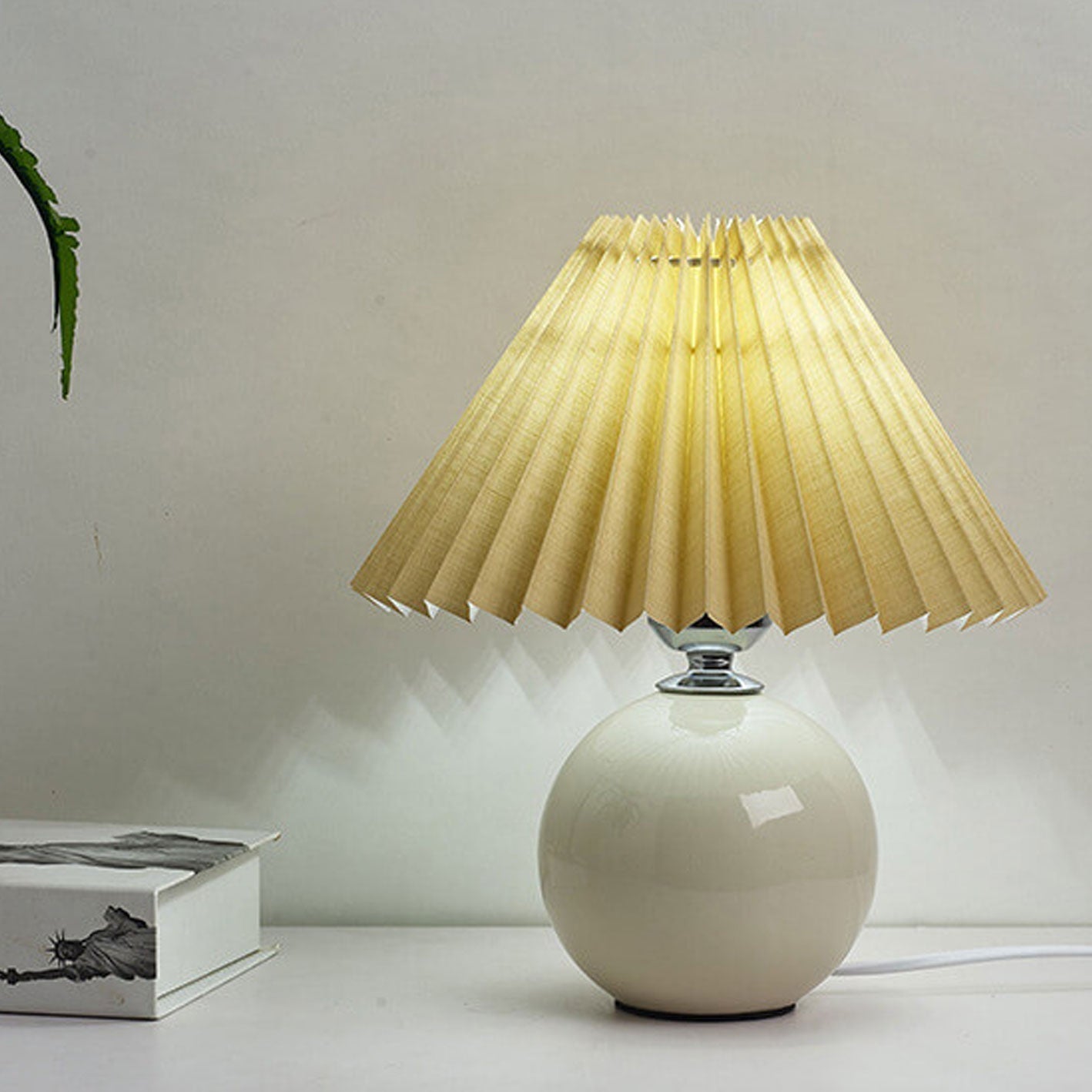 Bordlampe med plisseret skærm keramisk kuglefod