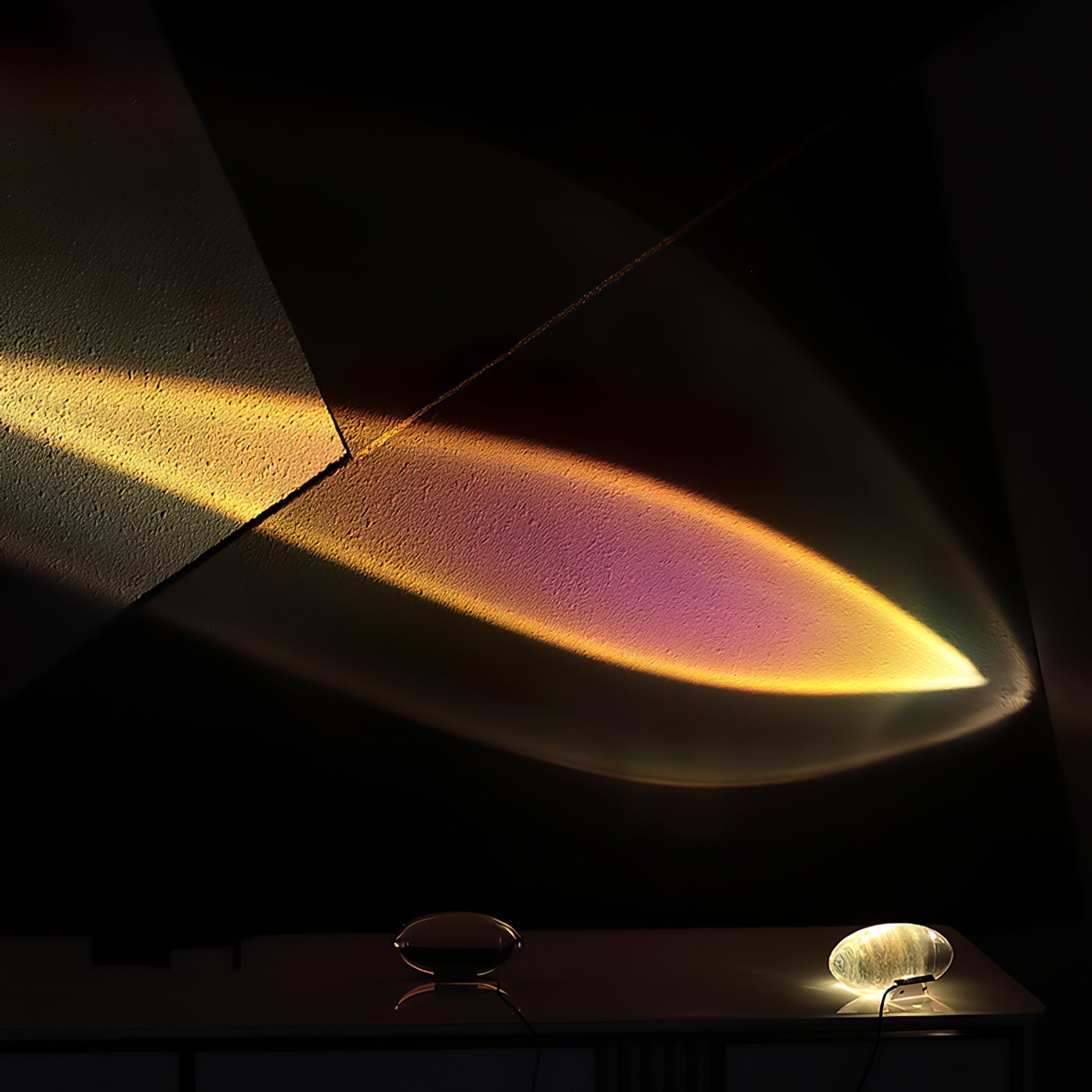 Oval dekorativ bordlampe med transparent linseformet krop og indvendig glød