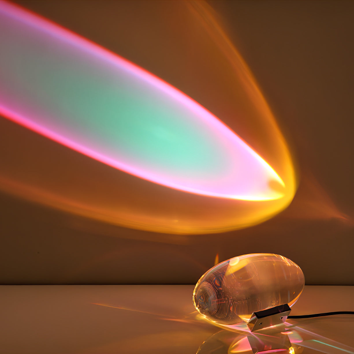 Oval dekorativ bordlampe med transparent linseformet krop og indvendig glød