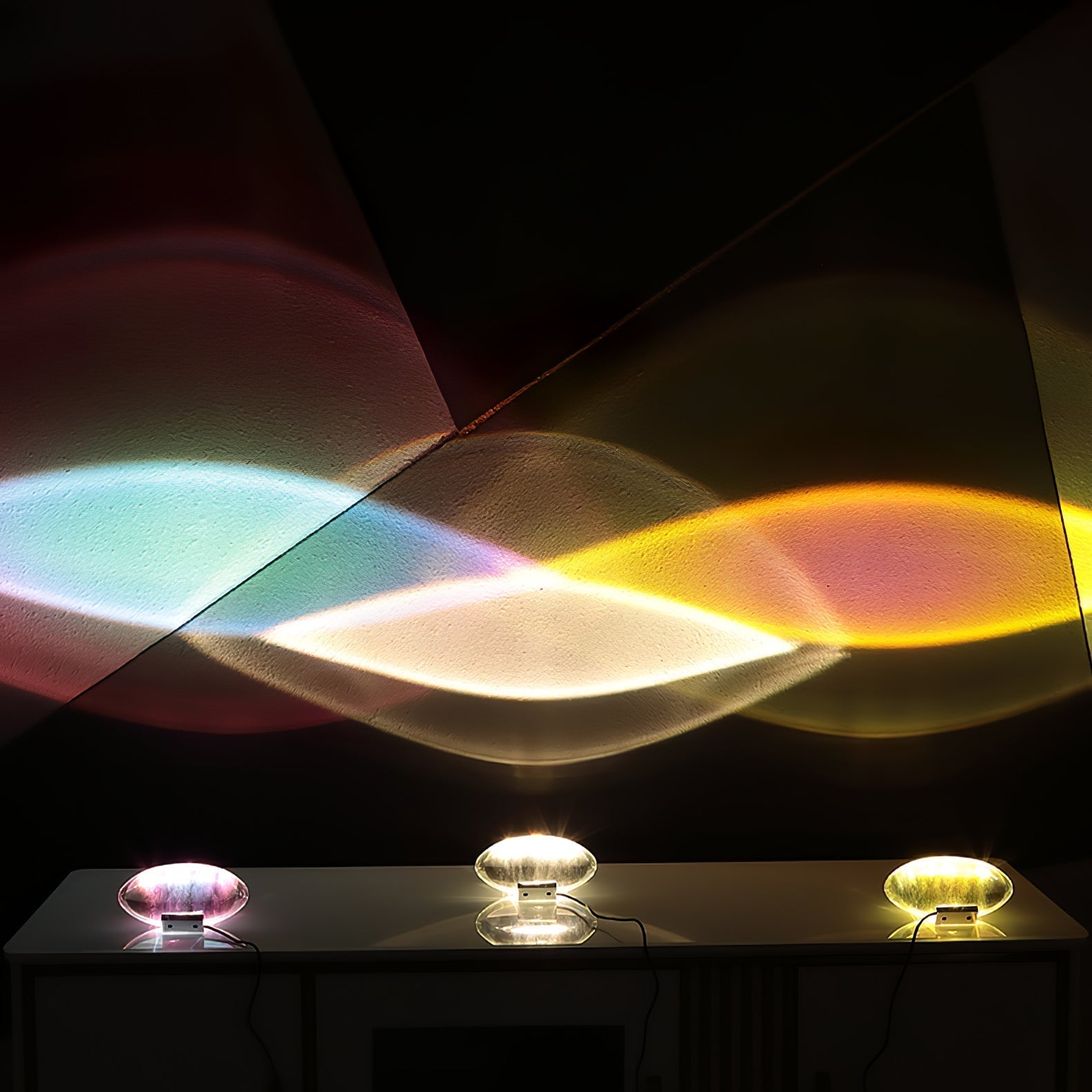 Oval dekorativ bordlampe med transparent linseformet krop og indvendig glød