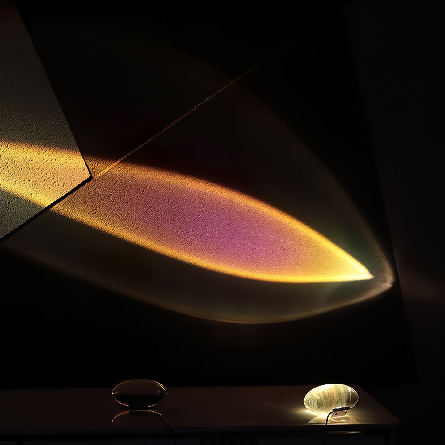 Oval dekorativ bordlampe med transparent linseformet krop og indvendig glød