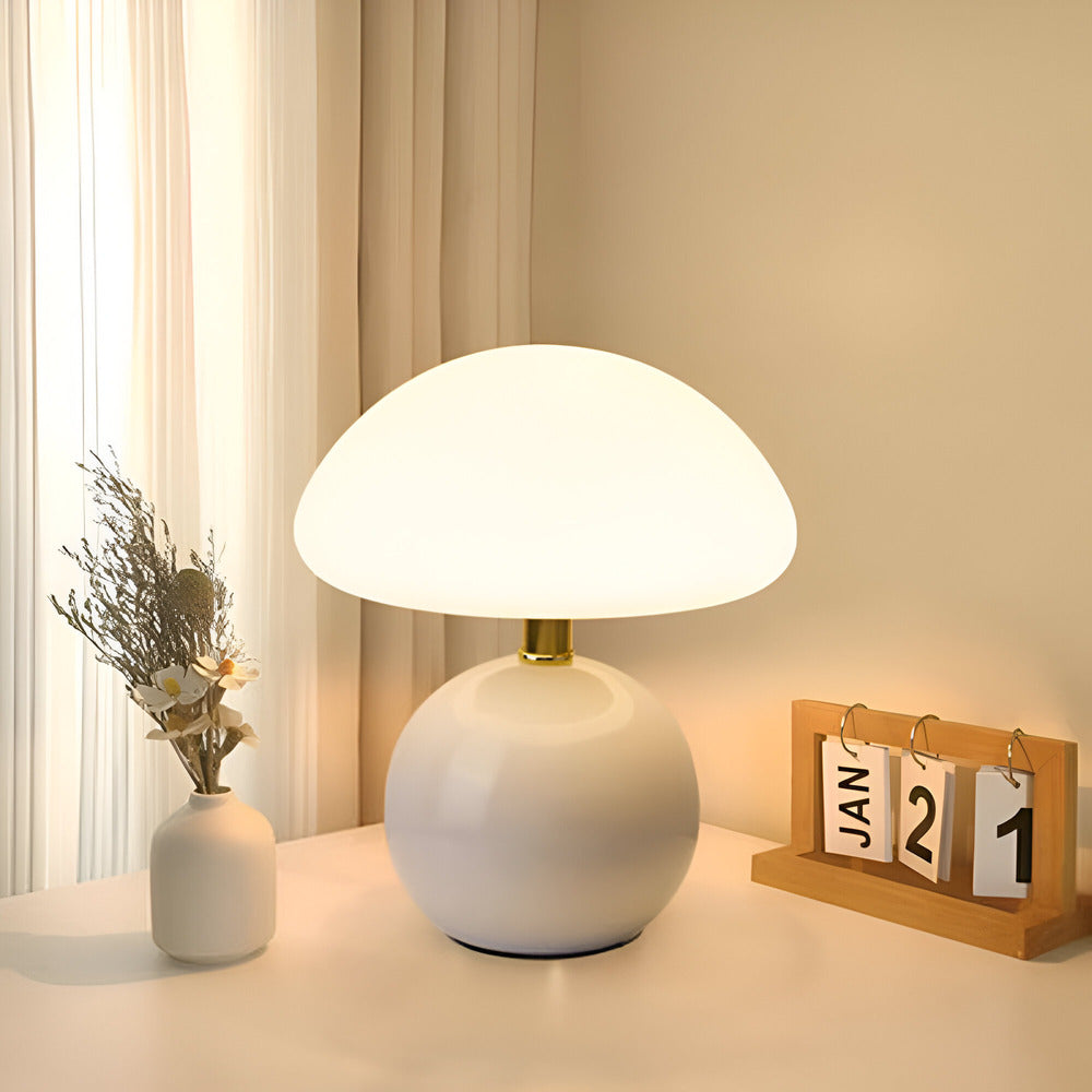 Paddeformet bordlampe med kugleformet base og kuppelformet opalglasskærm