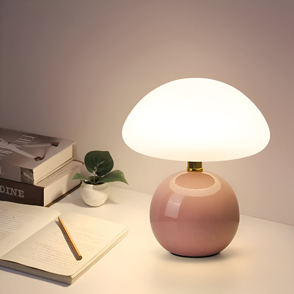 Paddeformet bordlampe med kugleformet base og kuppelformet opalglasskærm
