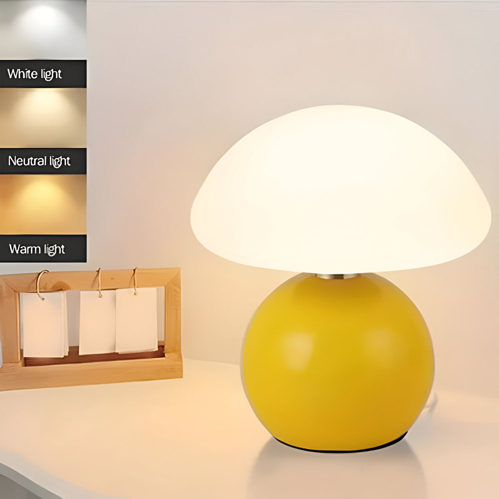 Paddeformet bordlampe med kugleformet base og kuppelformet opalglasskærm