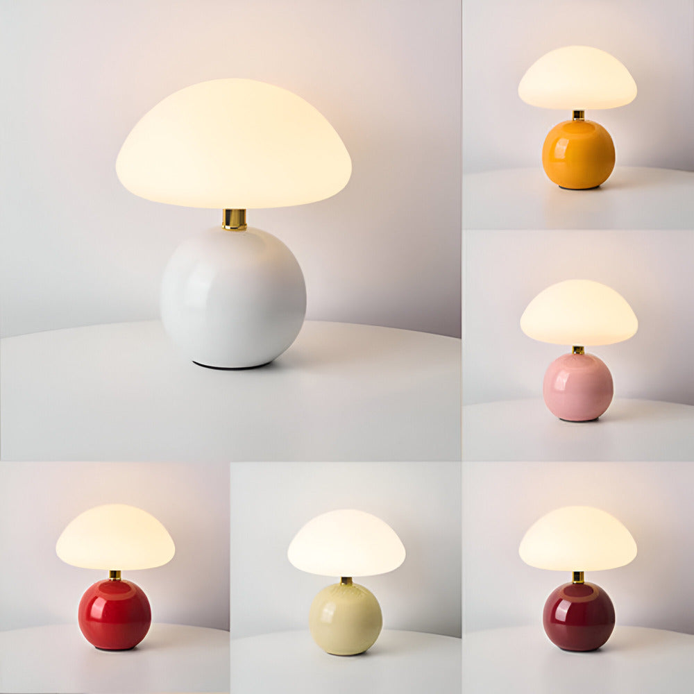 Paddeformet bordlampe med kugleformet base og kuppelformet opalglasskærm