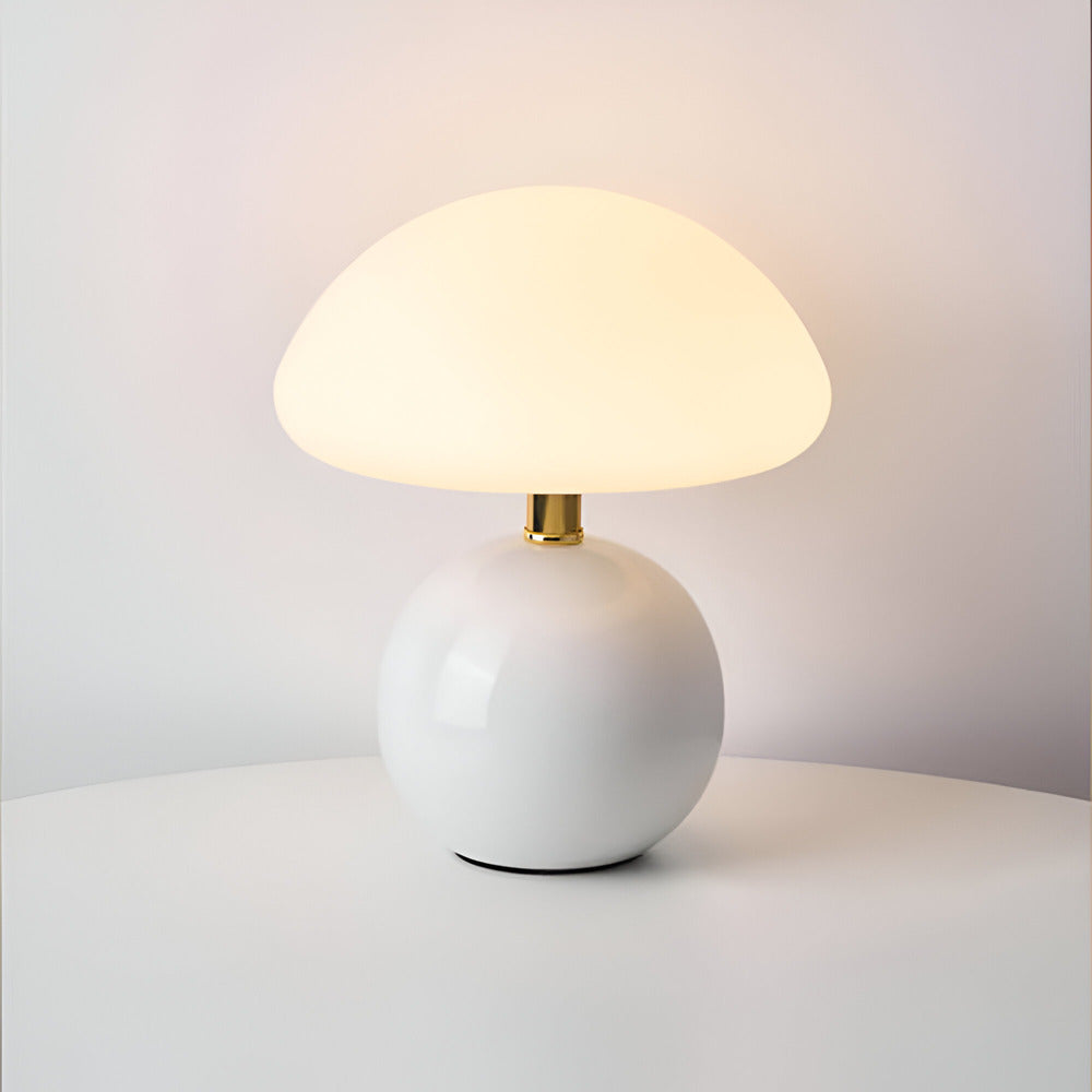 Paddeformet bordlampe med kugleformet base og kuppelformet opalglasskærm