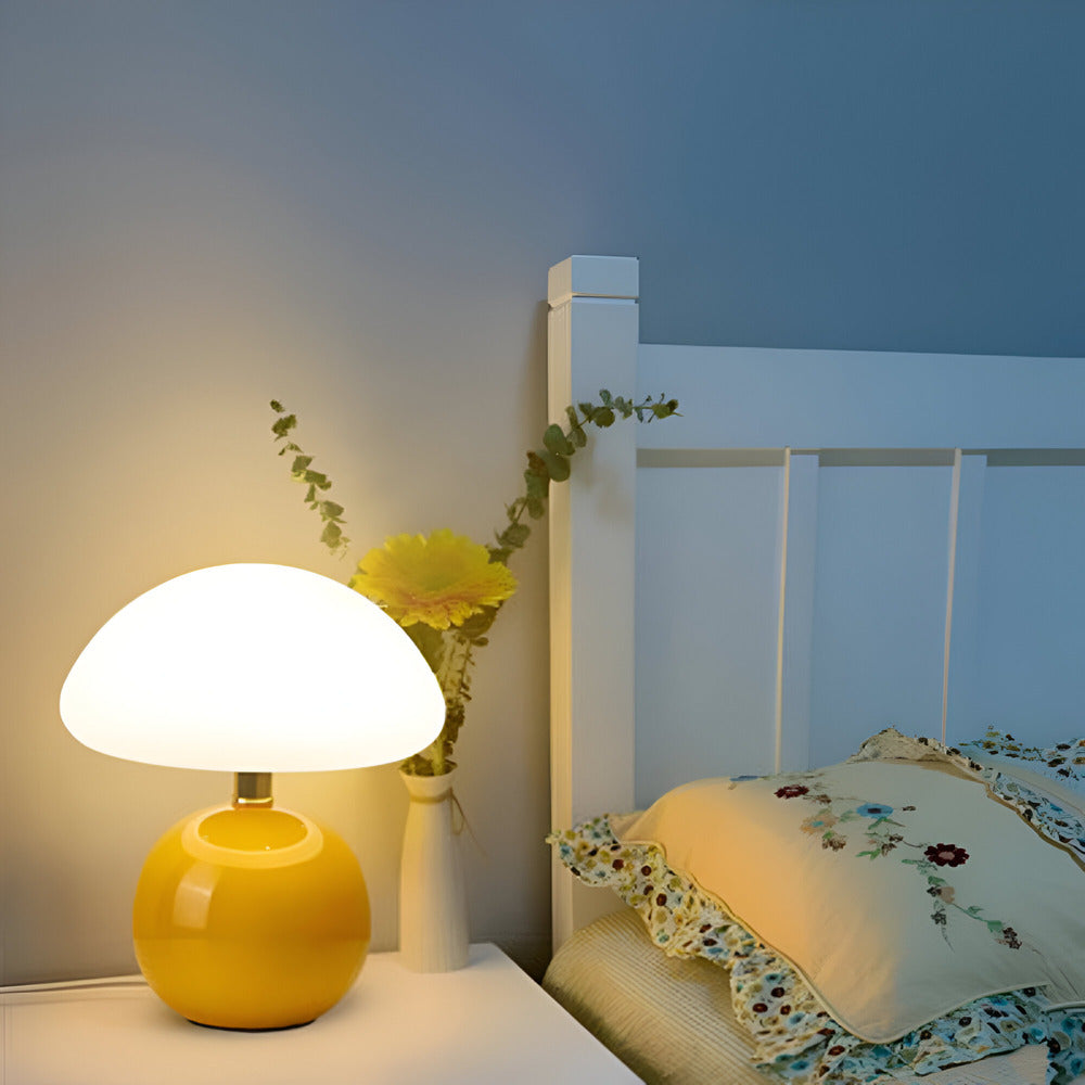 Paddeformet bordlampe med kugleformet base og kuppelformet opalglasskærm